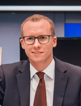 Redakteur des Reports – John Gossen